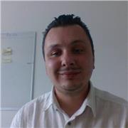 Insegnante impartisce lezioni di informatica per studenti